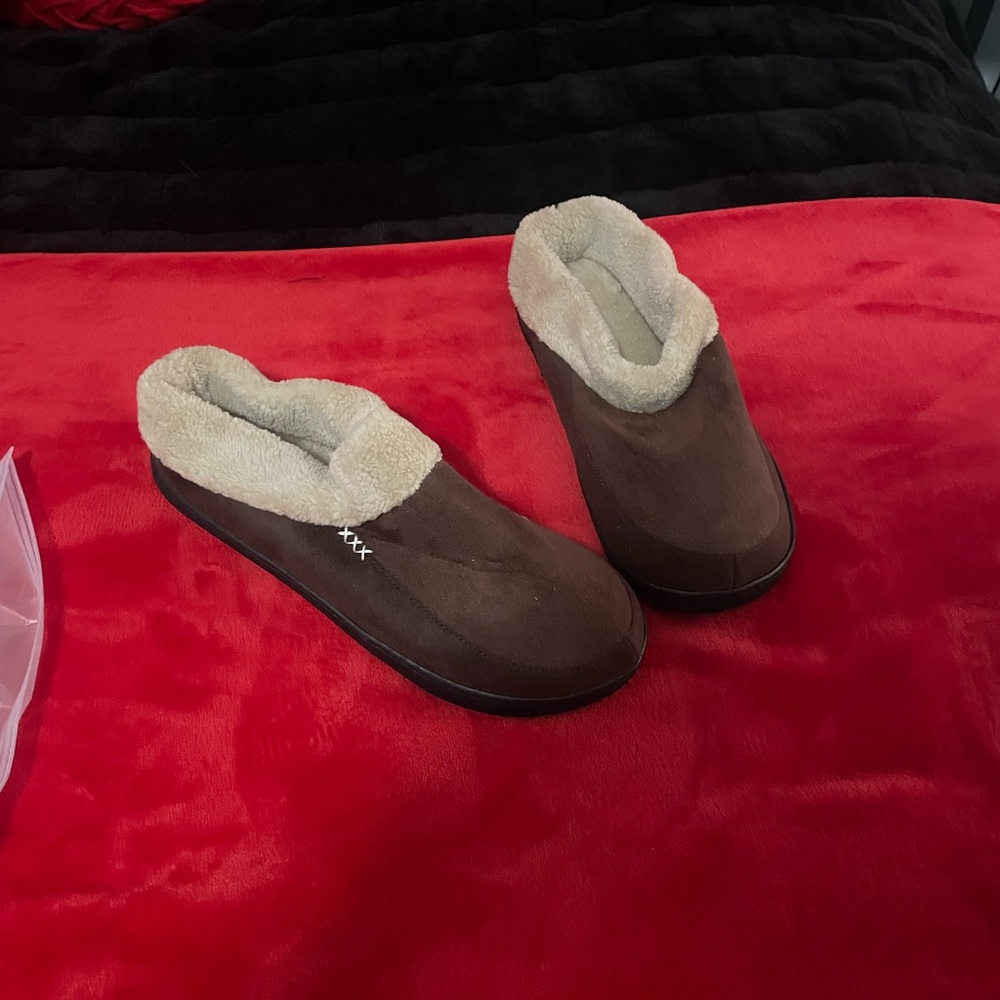 Slippers - Picture 2 of 4